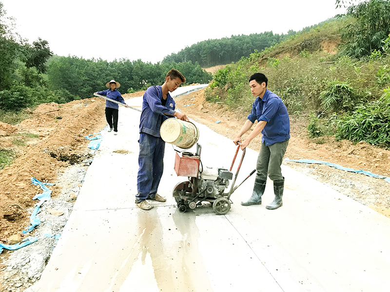 Tuyến đường nối thôn Khe Lèn (xã Đồng Lâm) với thôn Khe Cát (xã Tân Dân) huyện Hoành Bồ hoàn thiện, tạo động lực cho 2 thôn phát triển kinh tế - xã hội.