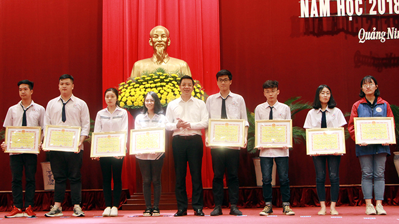 Đồng chí Nguyễn Văn Hồi, Phó Chủ tịch HĐND tỉnh, trao bằng khen của UBND tỉnh cho các em đoạt giải tại cuộc thi KHKT Quốc gia năm học 2018-2019.