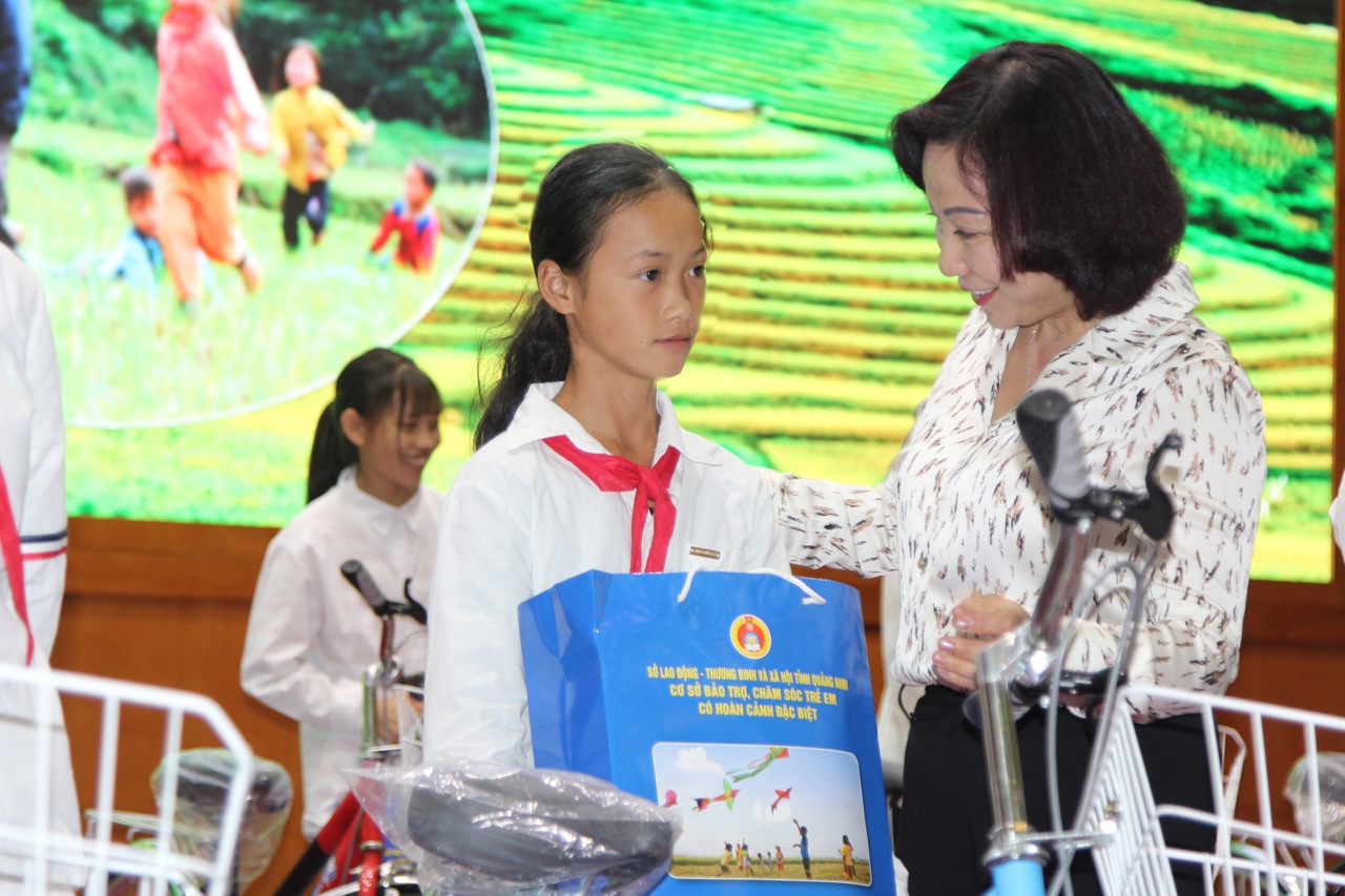 Đồng chí Vũ Thị Thu Thủy trao tặng 25 xe đạp và phần quà cho trẻ em có hoàn cảnh khó khăn của huyện Đầm Hà.