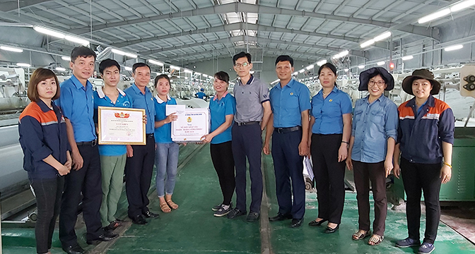 LĐLĐ tỉnh, Công đoàn các  KCN tỉnh tặng quà cho tổ đội xuất sắc Công ty TNHH Vinanewtarp (KCN Cái Lân).