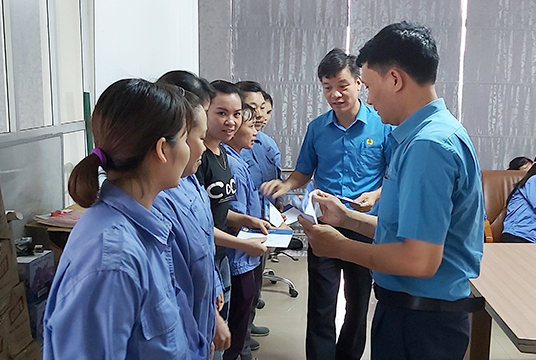 CNLĐ có hoàn cảnh khó khăn của Công ty TNHH nến cao cấp AIDI (KCN Cái Lân) được tổ chức công đoàn tặng quà nhân dịp Tháng Công nhân. 