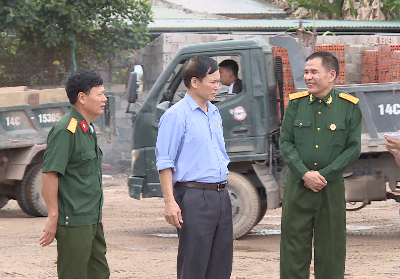 CCB Phạm Văn Nắp (ngoài cùng bên phải) đang trò chuyện cùng đồng đội về quá trình xây dựng Công ty.