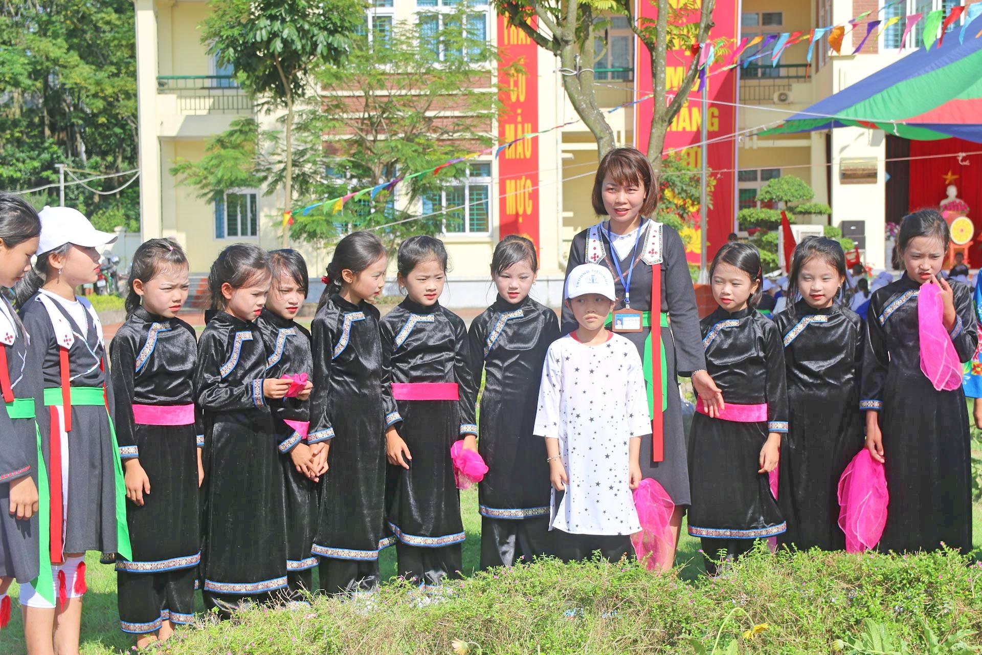Học sinh trên địa bàn xã Tràng Lương (TX Đông Triều) mặc trang phục dân tộc vào các ngày thứ 2 hàng tuần và các ngày lễ lớn của đất nước