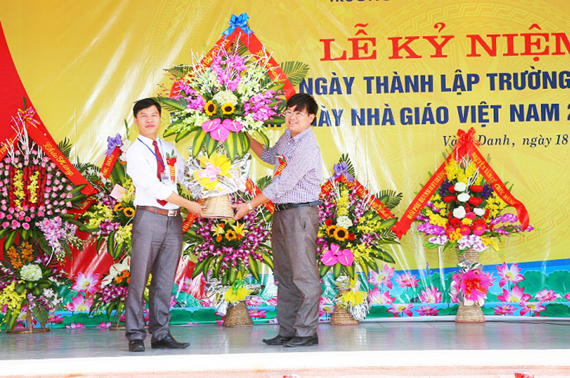 Cán bộ Công ty TNHH Đông Đức tặng hoa chúc mừng dịp khai giảng tại trường THCS Nguyễn Văn Cứ, thuộc địa bàn phường Vàng Danh