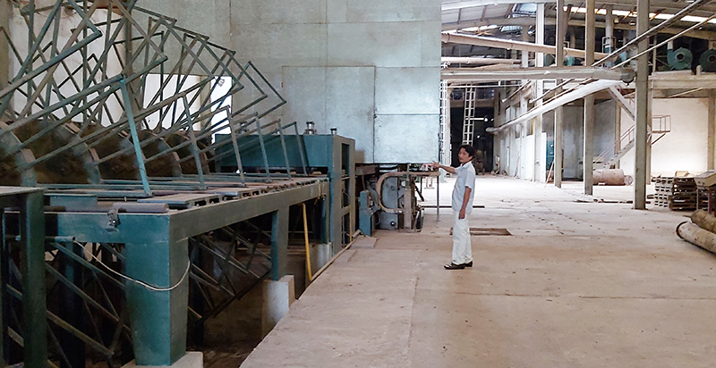 Toàn bộ máy móc trong nhà máy ván sợi của Công ty TNHH MTV lâm nghiệp Hoành Bồ nằm 