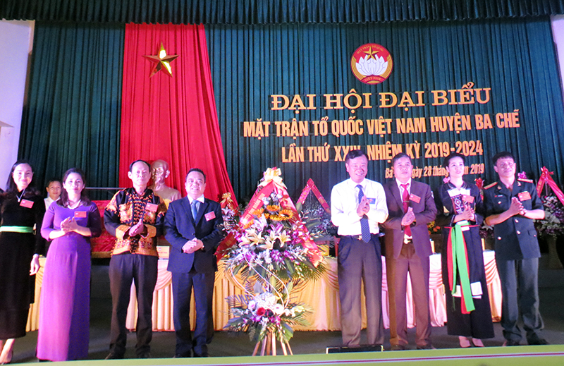 Đồng chí Nguyễn Văn Hưởng, Ủy viên Ban thường vụ, Trưởng Ban dân vận Tỉnh ủy, Chủ tịch Ủy ban MTTQ tỉnh tặng hoa chúc mừng Đại hội