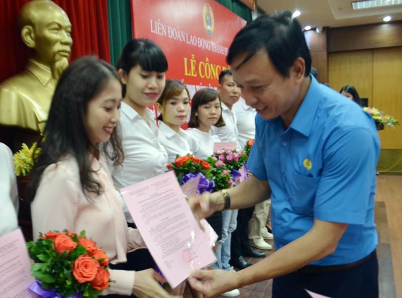 Ông Phạm Ngọc Hưng, Chủ tịch LĐLĐ TP Hạ Long trao quyết định thành lập CĐCS cho đại diện doanh nghiệp tại buổi lễ  