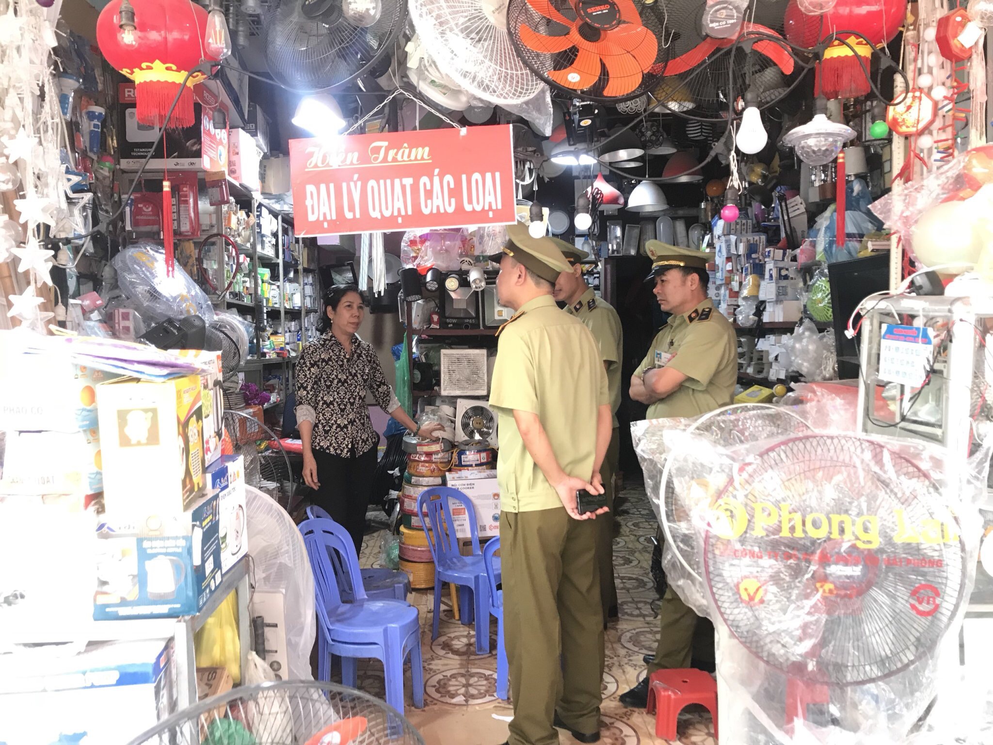 Đội quản lý thị trường số 5 kiểm tra và xử phạt vi phạm về điều kiện kinh doanh tại một cửa hàng ở phường Cao Xanh.