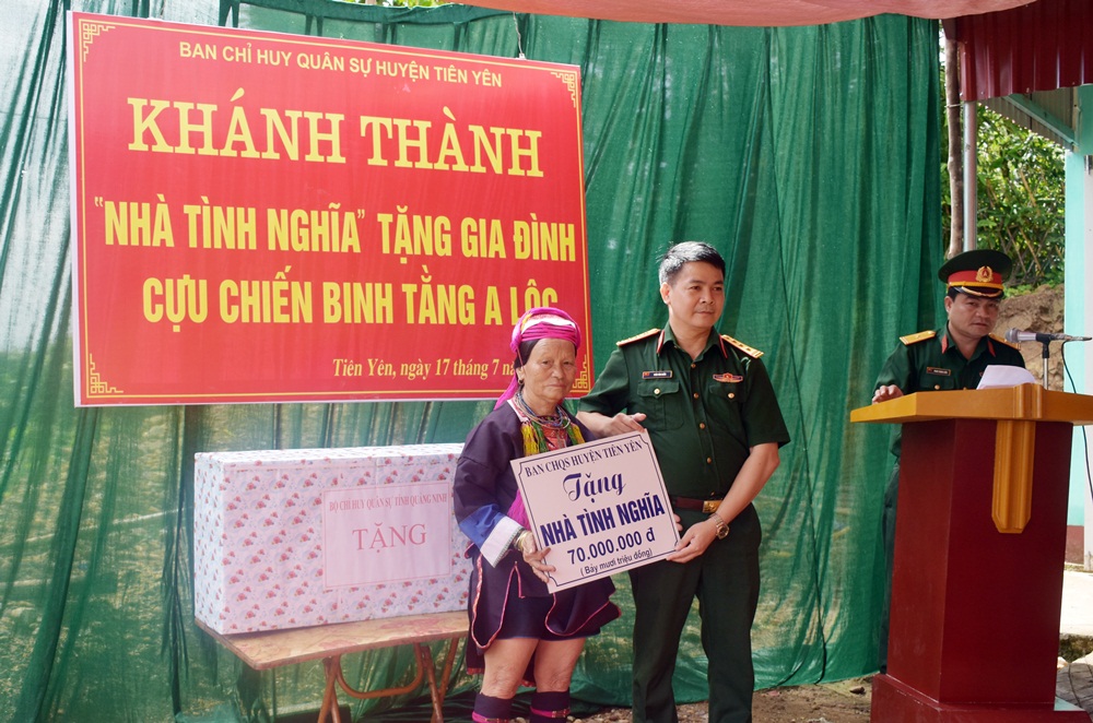 Ban CHQS huyện Tiên Yên trao tặng nhà tình nghĩa cho cựu chiến binh. Ảnh: Đơn vị cung cấp