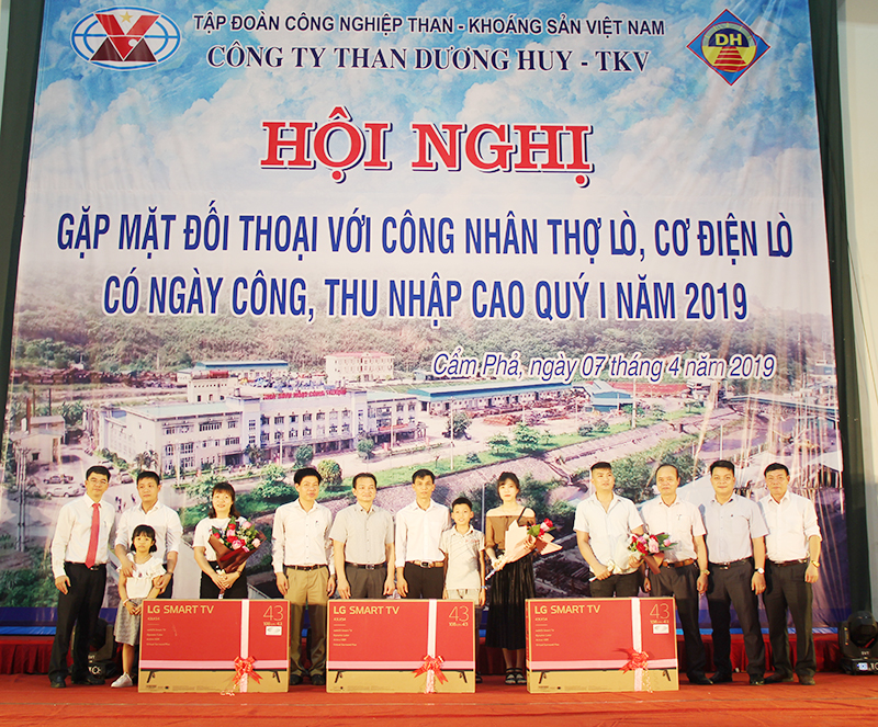 Nguyễn Văn Phiên (thứ hai từ trái sang) được Công ty tuyên dương khen thưởng.
