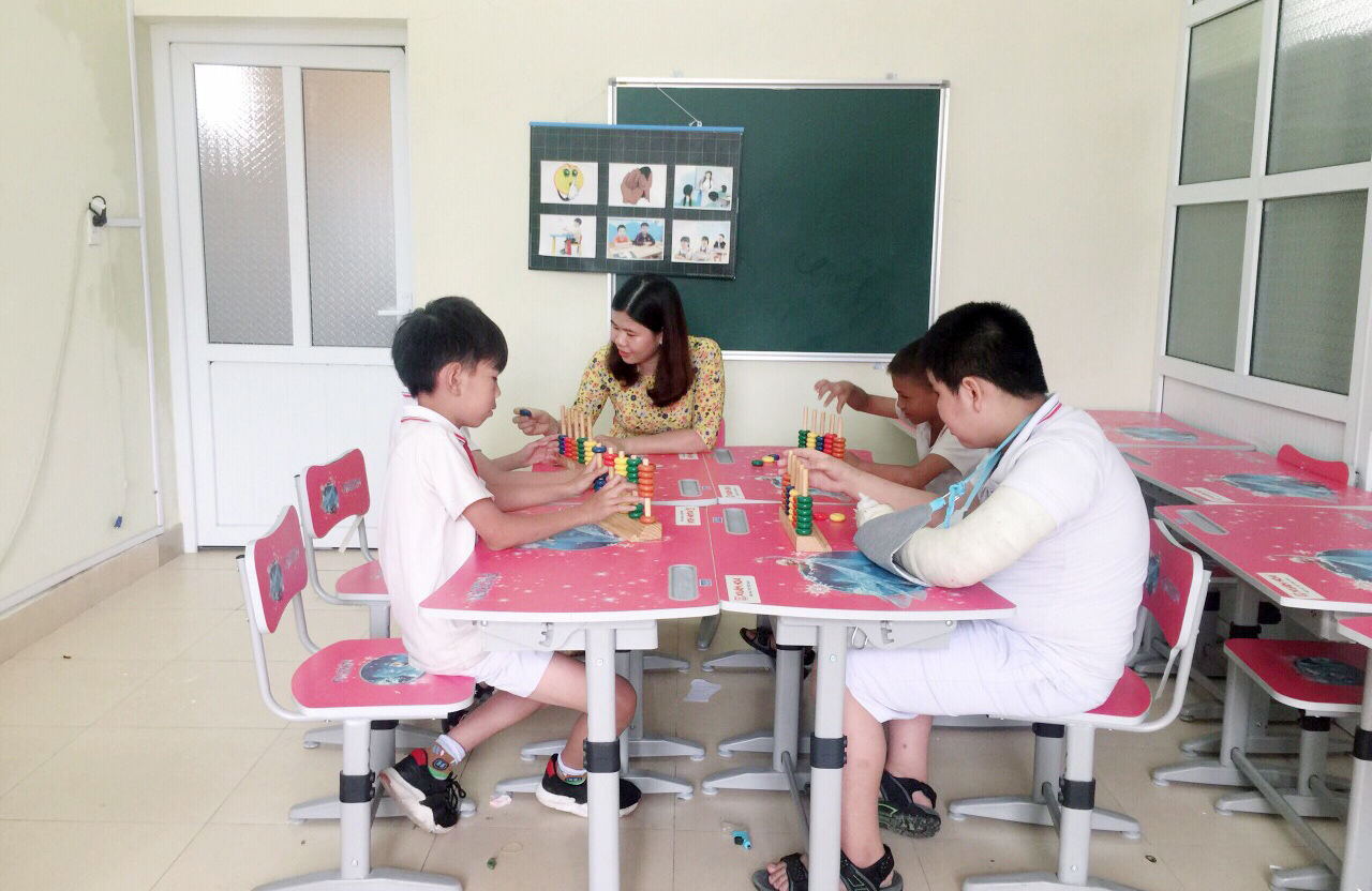 Một giờ học của học sinh tại phòng hỗ trợ giáo dục hòa nhập tại Trường Tiểu học Hải Xuân, TP Móng Cái.
