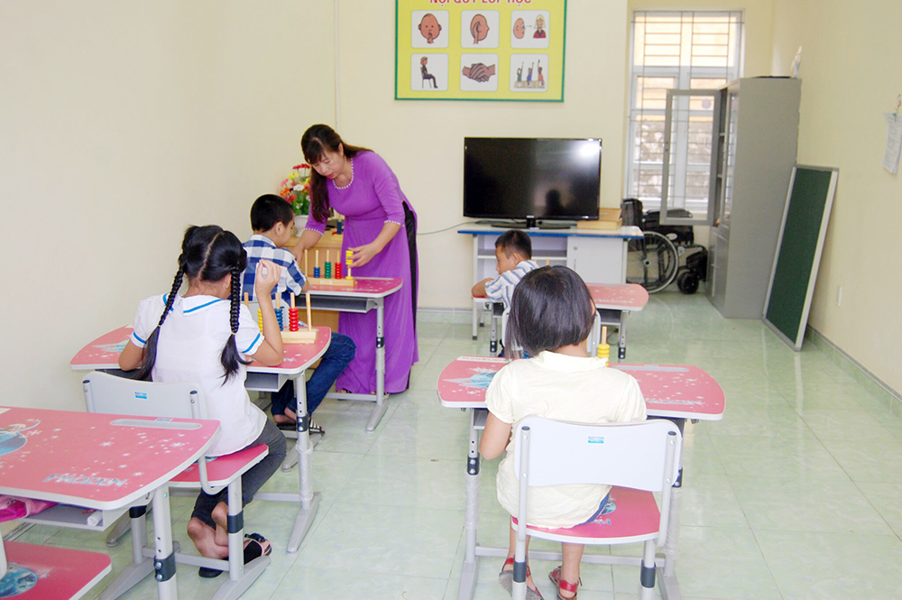 Gi áo viên Trường Tiểu học Đông Mai, TX Quảng Yên hướng dẫn học sinh khuyết tật tại Trường ở phòng hỗ trợ giáo dục hòa nhập.
