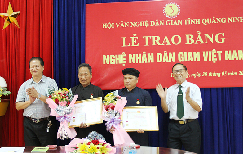 Lãnh đạo Hội Văn nghệ dân gian Quảng Ninh trao bằng chứng nhận và kỷ niệm chương cho các nghệ nhân.
