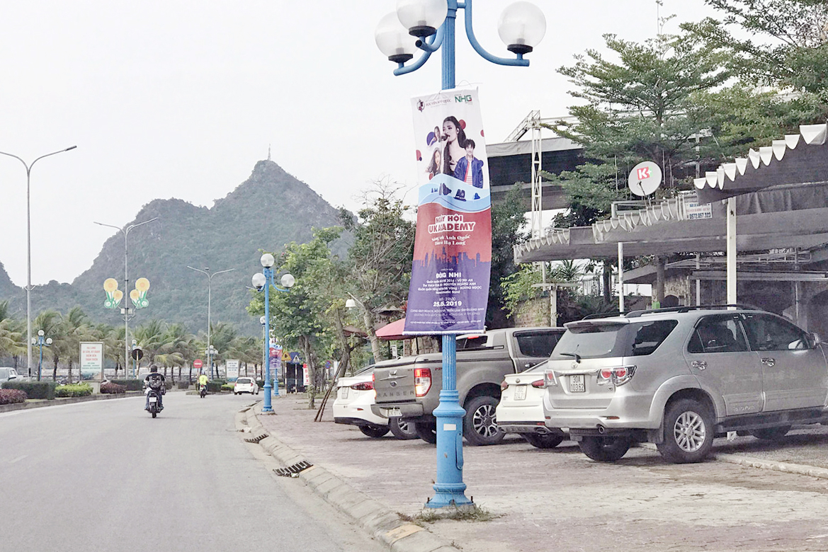 Rất nhiều phương tiện đỗ ngay trên vỉa hè đường Trần Quốc Nghiễn, TP Hạ Long. 