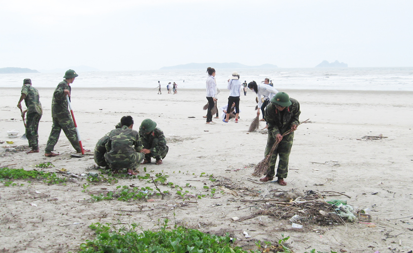 Bộ đội và học sinh xã đảo Ngọc Vừng dọn rác làm sạch bãi biển.