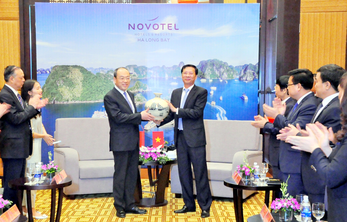 Đồng chí Nguyễn Văn Đọc, Bí thư Tỉnh ủy, Chủ tịch HĐND tỉnh Quảng Ninh tặng quà lưu niệm cho đoàn đại biểu tỉnh Vân Nam.