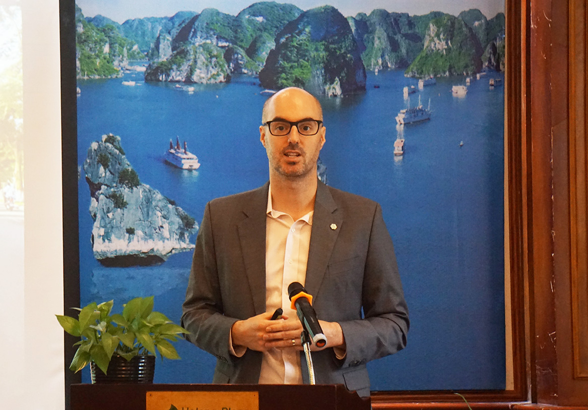  Ông Adam Ward, Trưởng đại diện Viện tăng trưởng xanh toàn cầu tại Việt Nam trình bày về xu hướng thúc đẩy TTX tại Việt Nam và các nước lân cận trong đó có Quảng Ninh tại hội thảo.