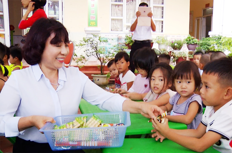 Phó Chủ tịch UBND tỉnh Vũ Thị Thu Thủy tặng quà cho học sinh Trường Mầm non Sơn Dương.
