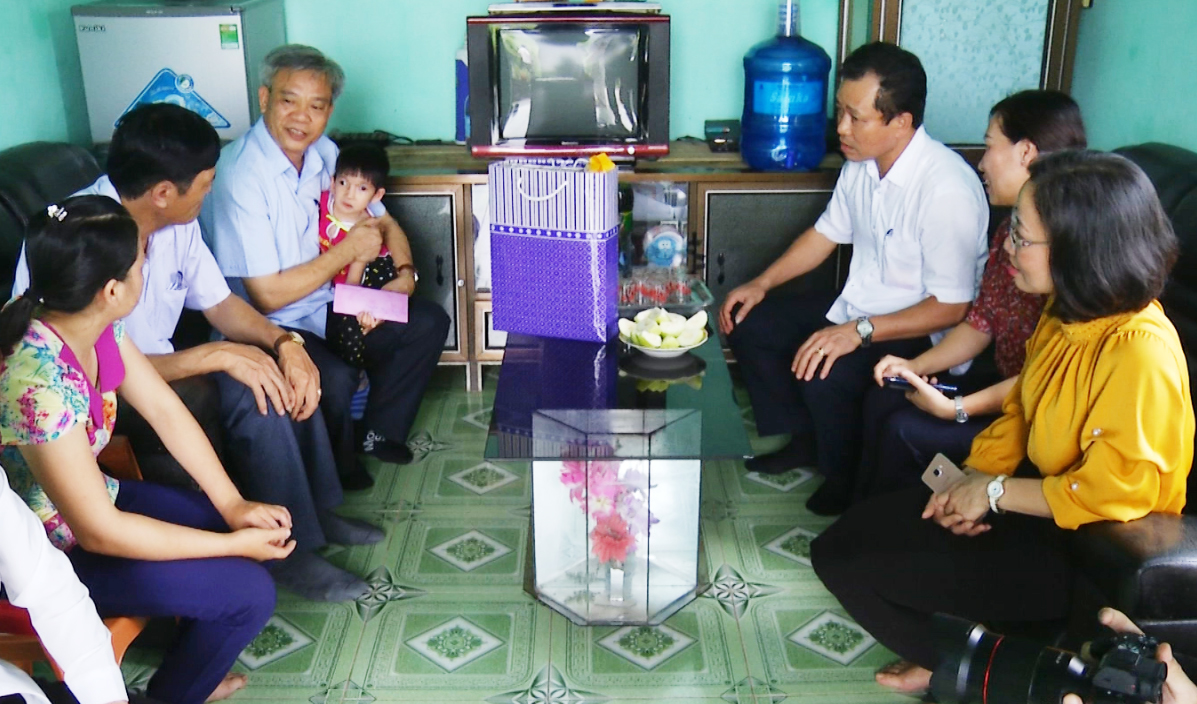Sở LĐ-TB&XH và huyện Hoành Bồ thăm, tặng quà cháu Nguyễn Huyền Thương, xã Sơn Dương, bị khuyết tật bẩm sinh.