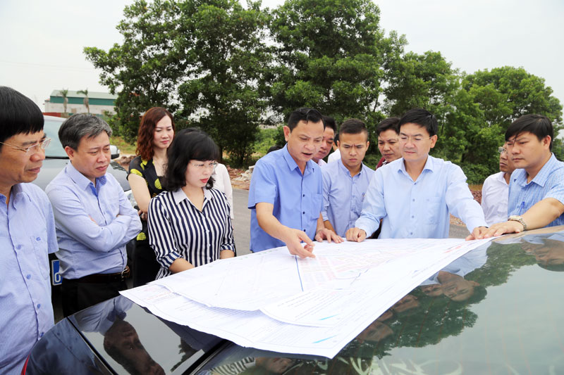 Đồng chí Trịnh Thị Minh Thanh cùng đoàn công tác kiểm tra việc chuẩn bị đầu tư đối với dự án khu đô thị km3+4 phường Hải Yên do Công ty Cổ phần Thành Đạt làm chủ đầu tư.