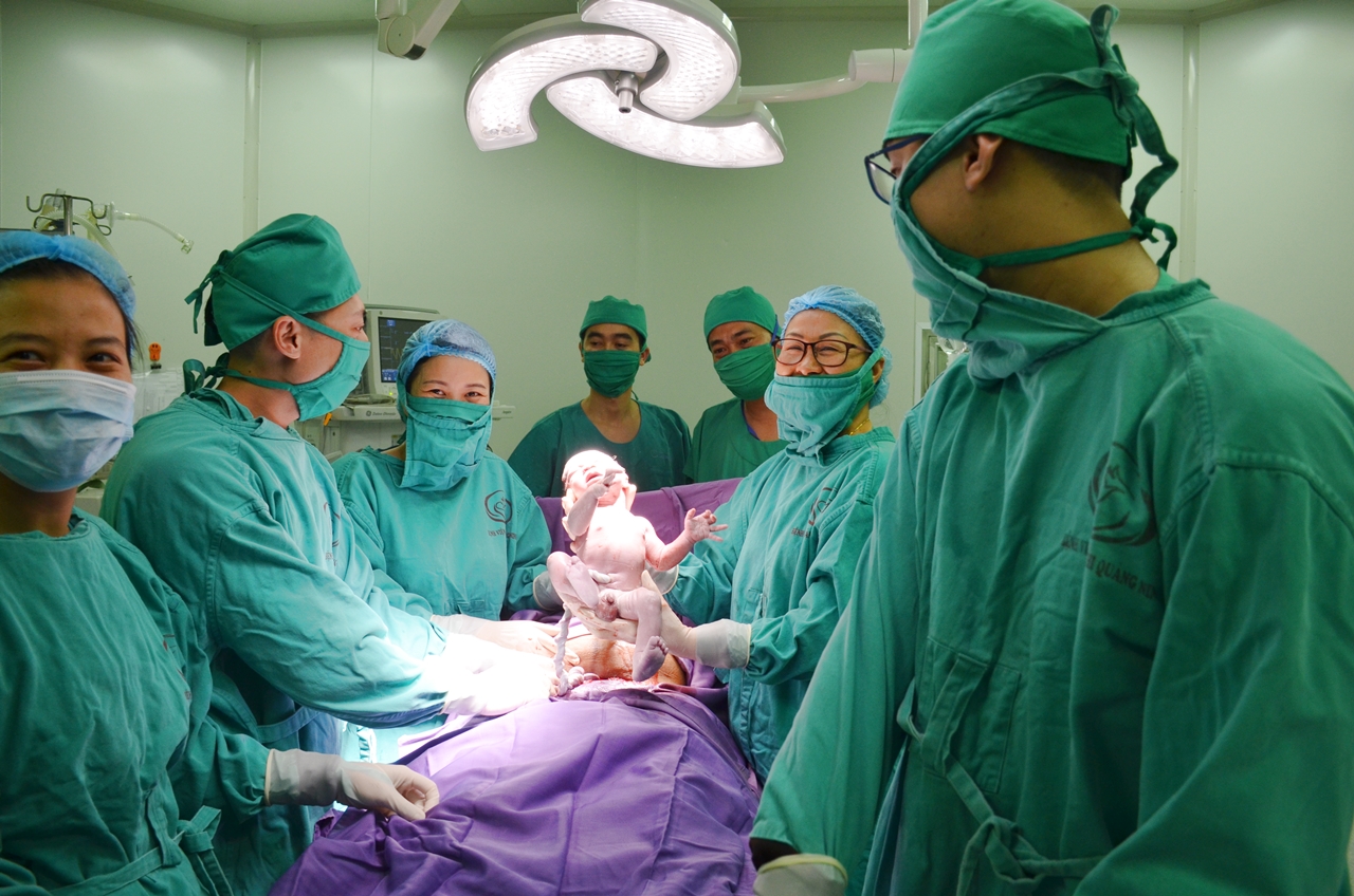 Em bé đầu tiên chào đời lúc 0 giờ 30 phút mùng 1 Tết Kỷ Hợi 2019 tại Bệnh viện Sản Nhi Quảng Ninh là một bé trai, nặng 3,2 kg