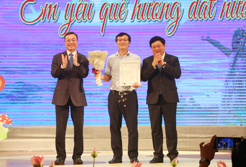 Đồng chí Nguyễn Thế Lãm, Phó Giám đốc Trung tâm Truyền thông Quảng Ninh đại diện nhận giải nhất toàn đoàn tại liên hoan.