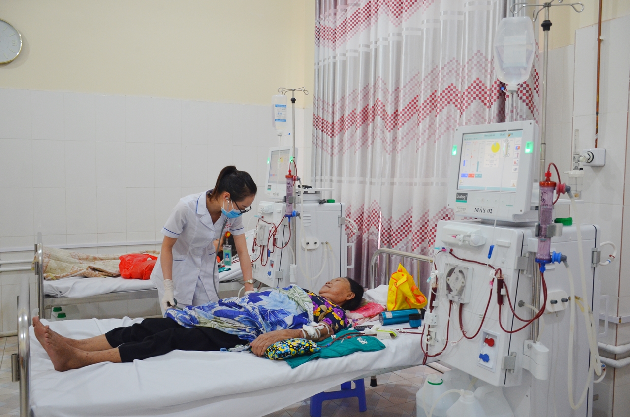 Người bệnh chạy thận nhân tạo tại TTYT huyện Hải Hà
