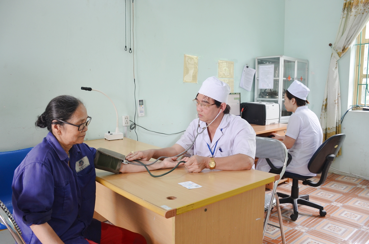 Người dân được quản lý sức khỏe tại Trạm y tế xã Yên Đức, TX Đông Triều.
