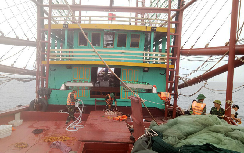 Cán bộ, chiến sỹ Đồn BP Ngọc Vừng cứu hộ tàu ngư dân gặp nạn trên biển ngày 3/4/2019.