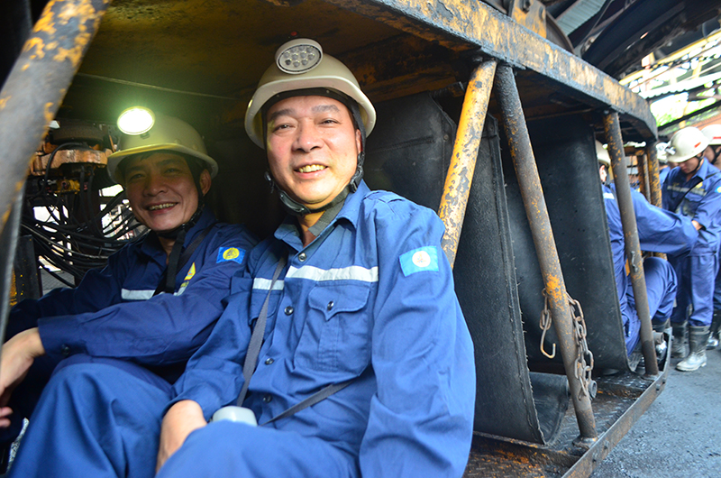 Lãnh đạo Tổng LĐLĐ Việt Nam và Tập đoàn TKV đi xe song loan thăm thợ mỏ Hà Lầm.