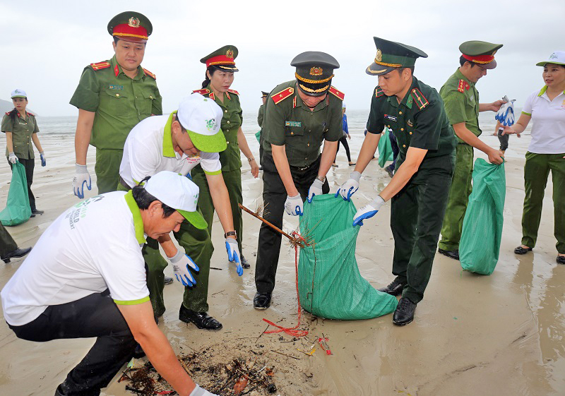 Đại biểu tham gia các hoạt động bảo vệ môi trường tại bãi biển Trung tâm của xã đảo Minh Châu như nhặt rác, trồng cây...để bảo vệ môi trường.