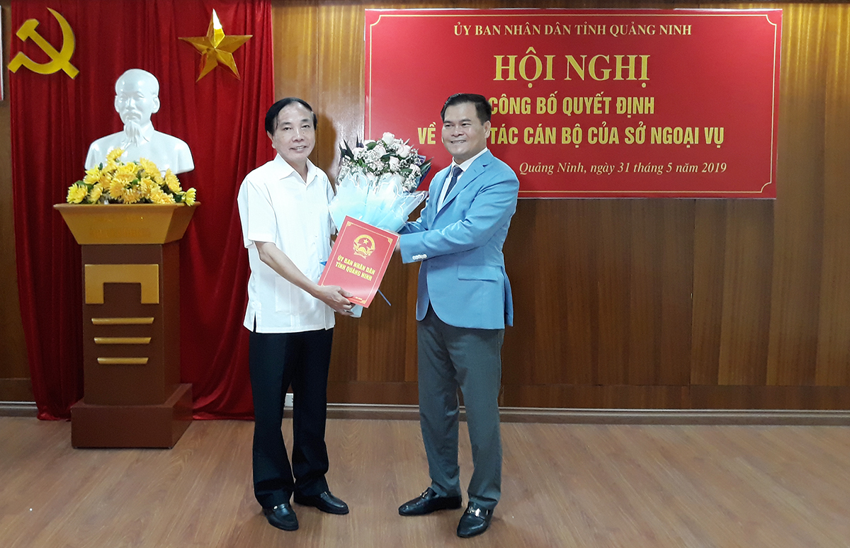 Phó Chủ tịch UBND tỉnh Bùi Văn Khắng trao quyết định nghỉ hưu cho đồng chí Nguyễn Văn Chiểu.