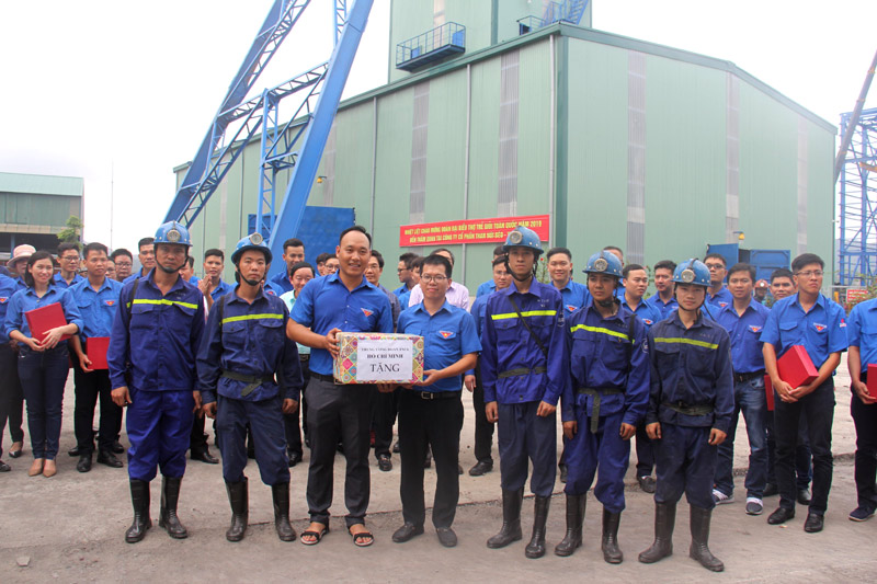 Đoàn các thợ giỏi tặng quà công nhân Công ty CP Than Núi Béo.