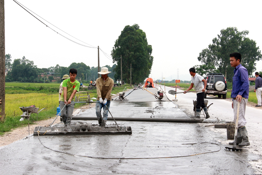 Dự án nâng cấp tuyến đường xã Nguyễn Huệ đang được nhà thầu đẩy nhanh tiến độ.