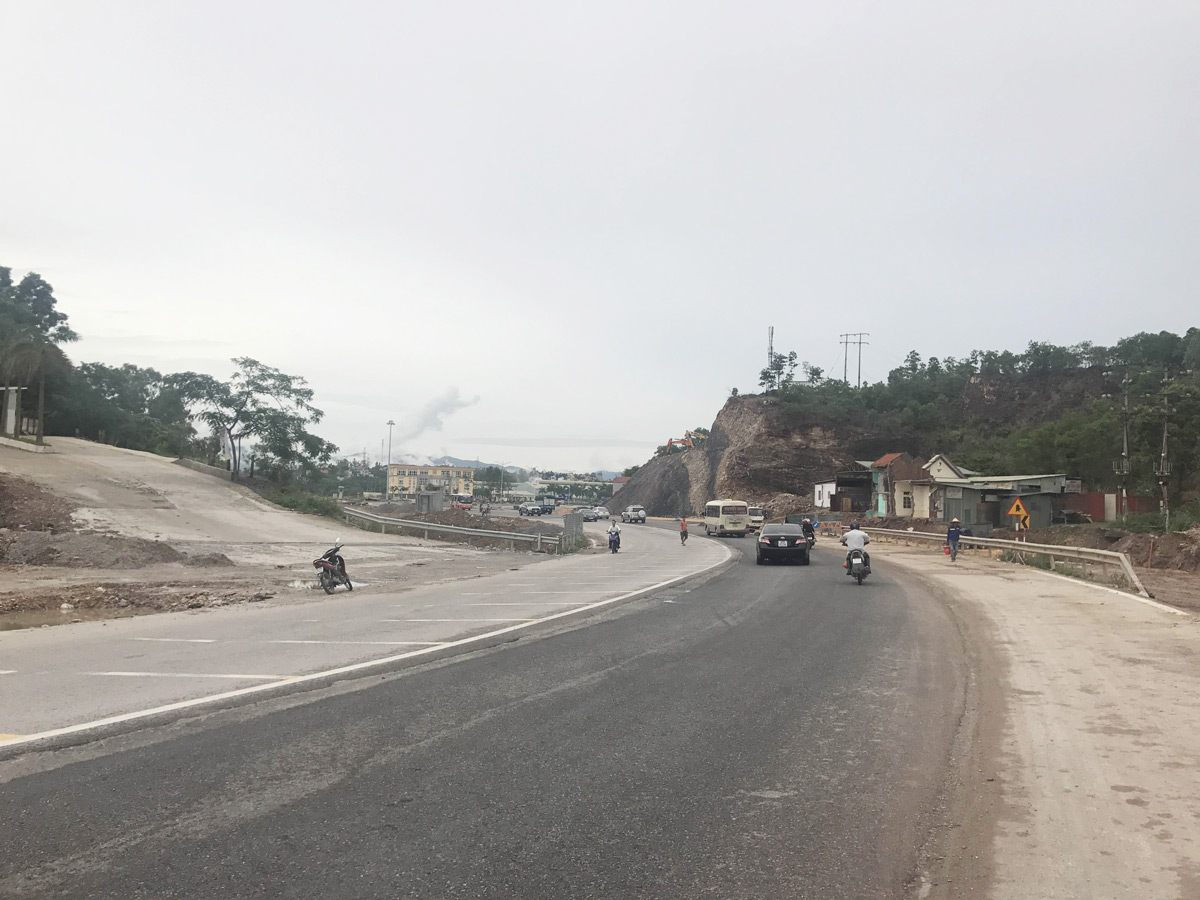Nút giao thông trước cổng trường Nguyễn Bỉnh Khiêm và ngã 3Tiêu Giao (Hà Khẩu, TP Hạ Long) đang được mở rộng để đảm bảo ATGT