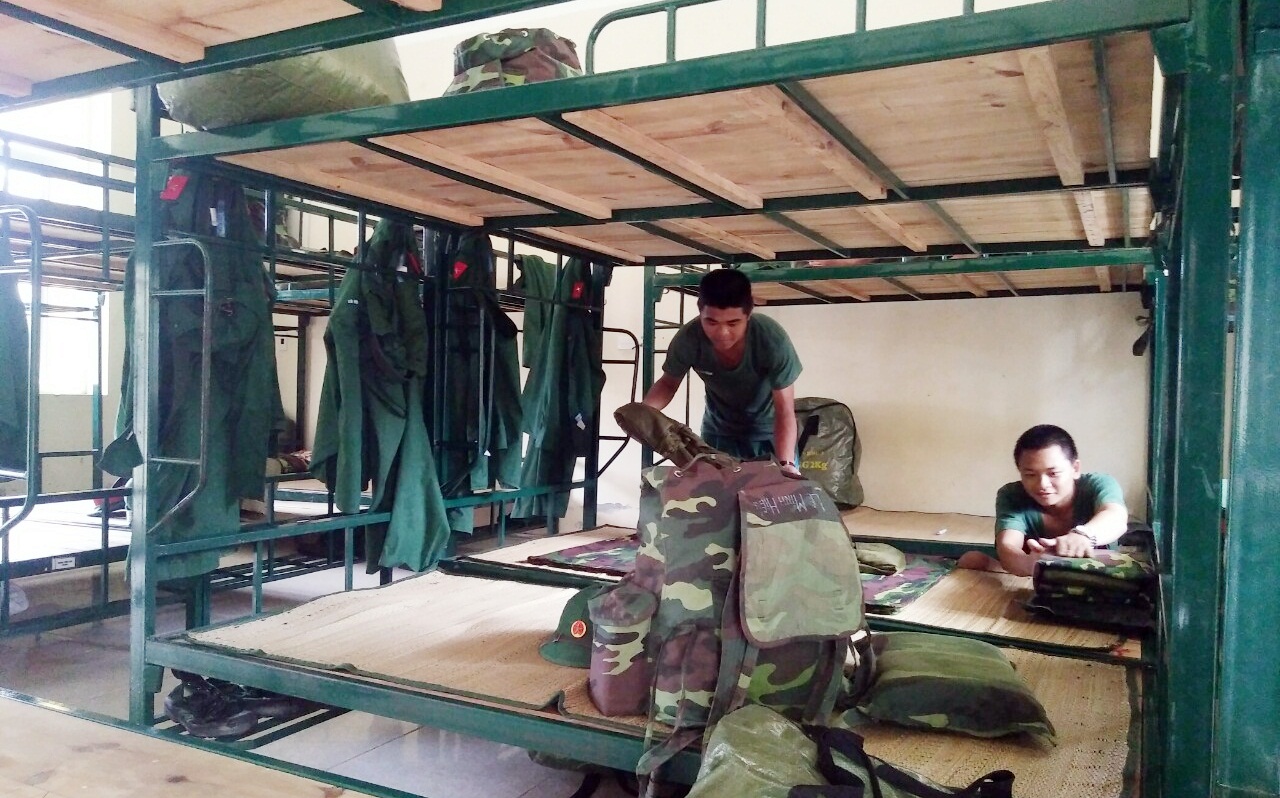 Cán bộ chiến sĩ Trung đoàn 244 dọn dẹp, chuẩn bị cơ sở vật chất cho chương trình 