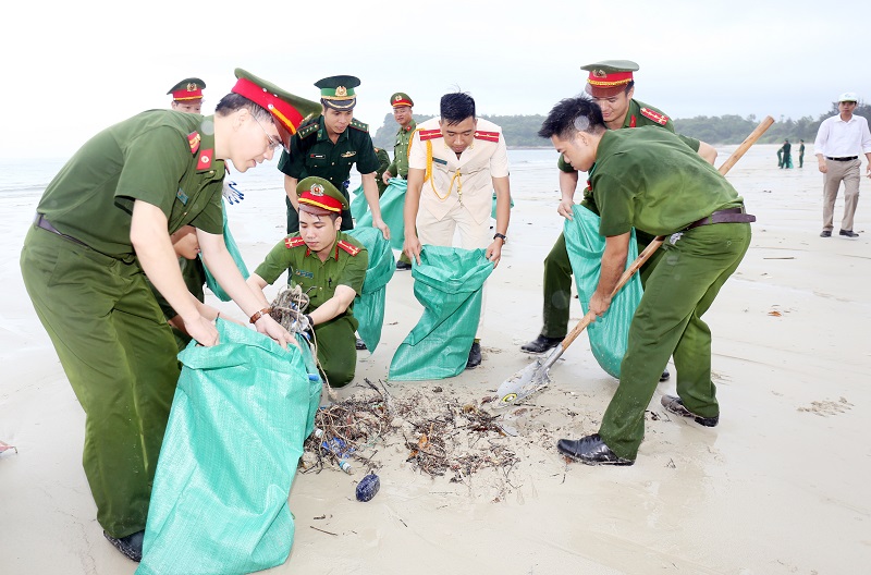 CBCS Công an tỉnh tham gia dọn rác tại bãi biễn Minh Châu, huyện Vân Đồn hưởng ứng ngày môi trường thế giới và tuẫn lễ biển đảo Việt Nam 2019.