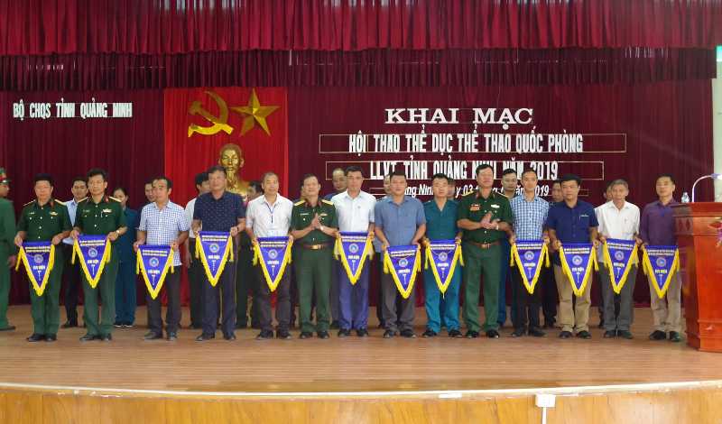 Đại tá Nguyễn Trung Trịnh, Chính ủy, Bộ CHQS tỉnh; Đại tá Lê Văn Long, Phó Chỉ huy trưởng, Tham mưu trưởng trao cờ lưu niệm cho các đoàn tham gia Hội thao TDTT lực lượng vũ trang tỉnh  năm 2019.