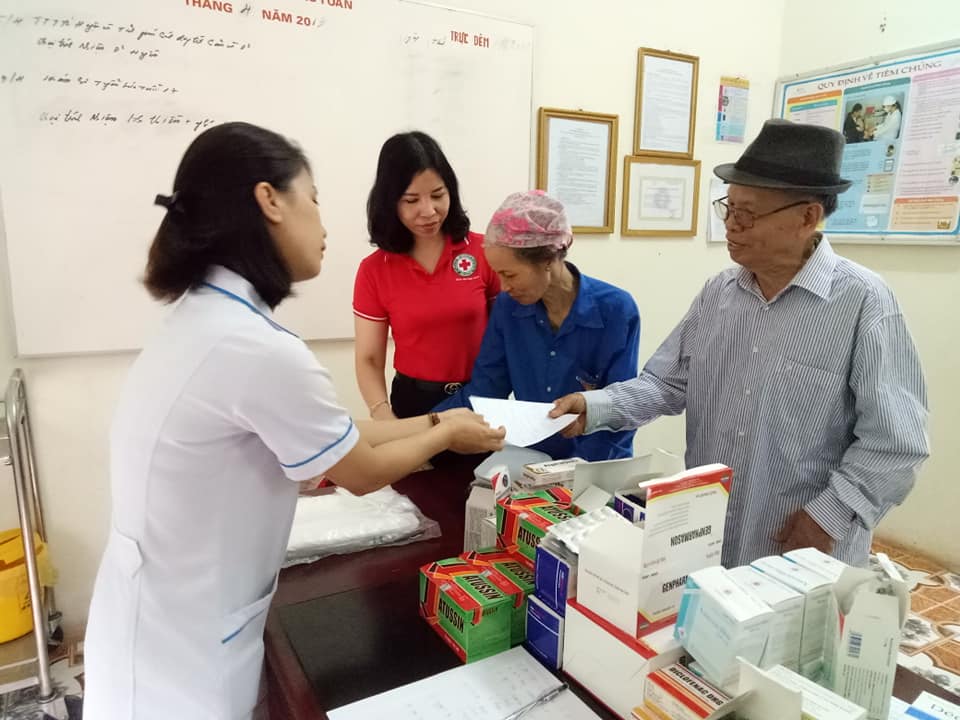 Lãnh đạo Hội CTĐ tỉnh hỏi thăm sức khỏe của người dân đến nhận thuốc miễn phí