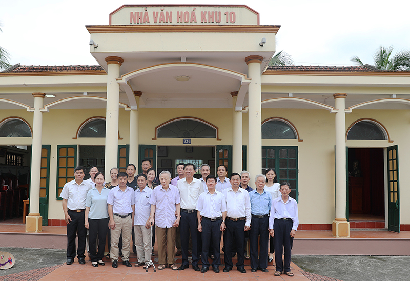 Bí thư Tỉnh ủy Nguyễn Văn Đọc chụp ảnh cùng cán bộ, đảng viên khu phố 10.