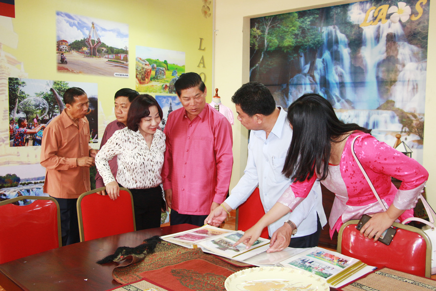 Tham quan phòng truyền thống lưu học sinh, sinh viên Lào.