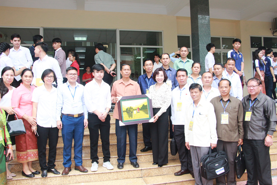 Lãnh đạo Trường Đại học Hạ Long tặng quà cho Đoàn công tác 3 tỉnh Bắc Lào.