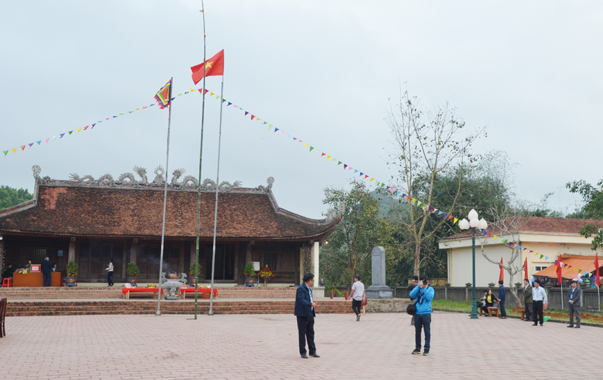 Đình Làng Dạ ở Ba Chẽ được nhân dân xây dựng giữa vùng đồng bào dân tộc là hiện tượng văn hóa độc đáo.