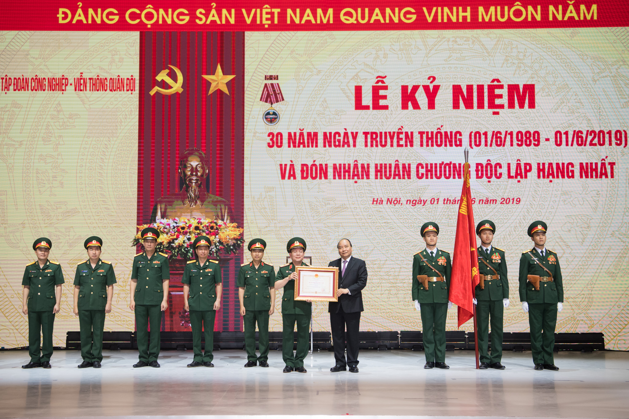 Thủ tướng Chính phủ Nguyễn Xuân Phú trao tặng Huân chương Độc lập hạng Nhất cho Tập đoàn Công nghiệp - Viễn thông Quân đội Viettel.
