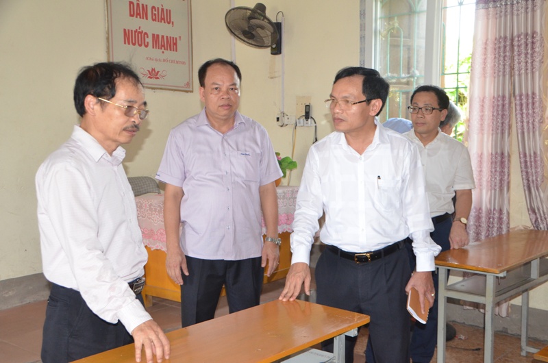 Cục trưởng Cục Quản lý chất lượng (Bộ GD - ĐT) Mai Văn Trinh kiểm tra điểm thi tại TP Móng Cái.