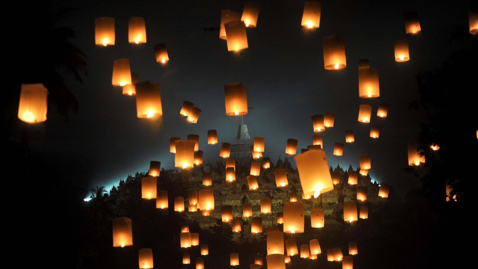 Đèn trời được thả trong Lễ Phật Đản ở Magelang, Indonesia - Ảnh: Getty Images