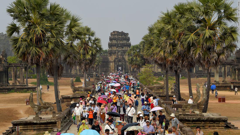 Du khách tham quan đền Angkor Wat ở Cambodia - Ảnh: Getty Images