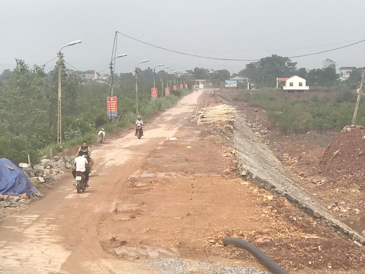 Tuyến đường đi vào trung tâm xã Đồng Rui đang được xây dựng và sẽ hoàn thành vào năm 2019