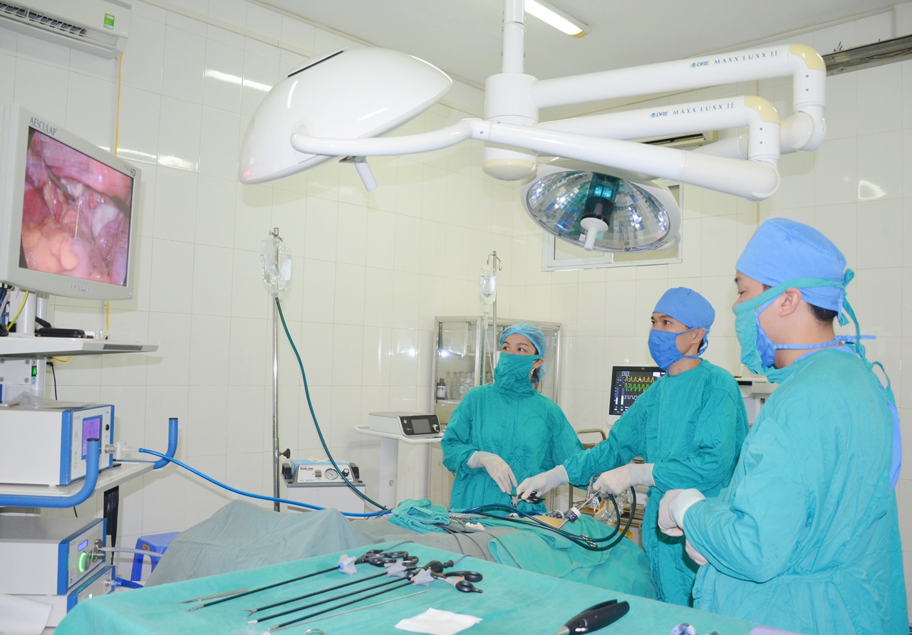 Phẫu thuật nội soi cắt u xơ tử cung cho người bệnh tại TTYT huyện Hải Hà