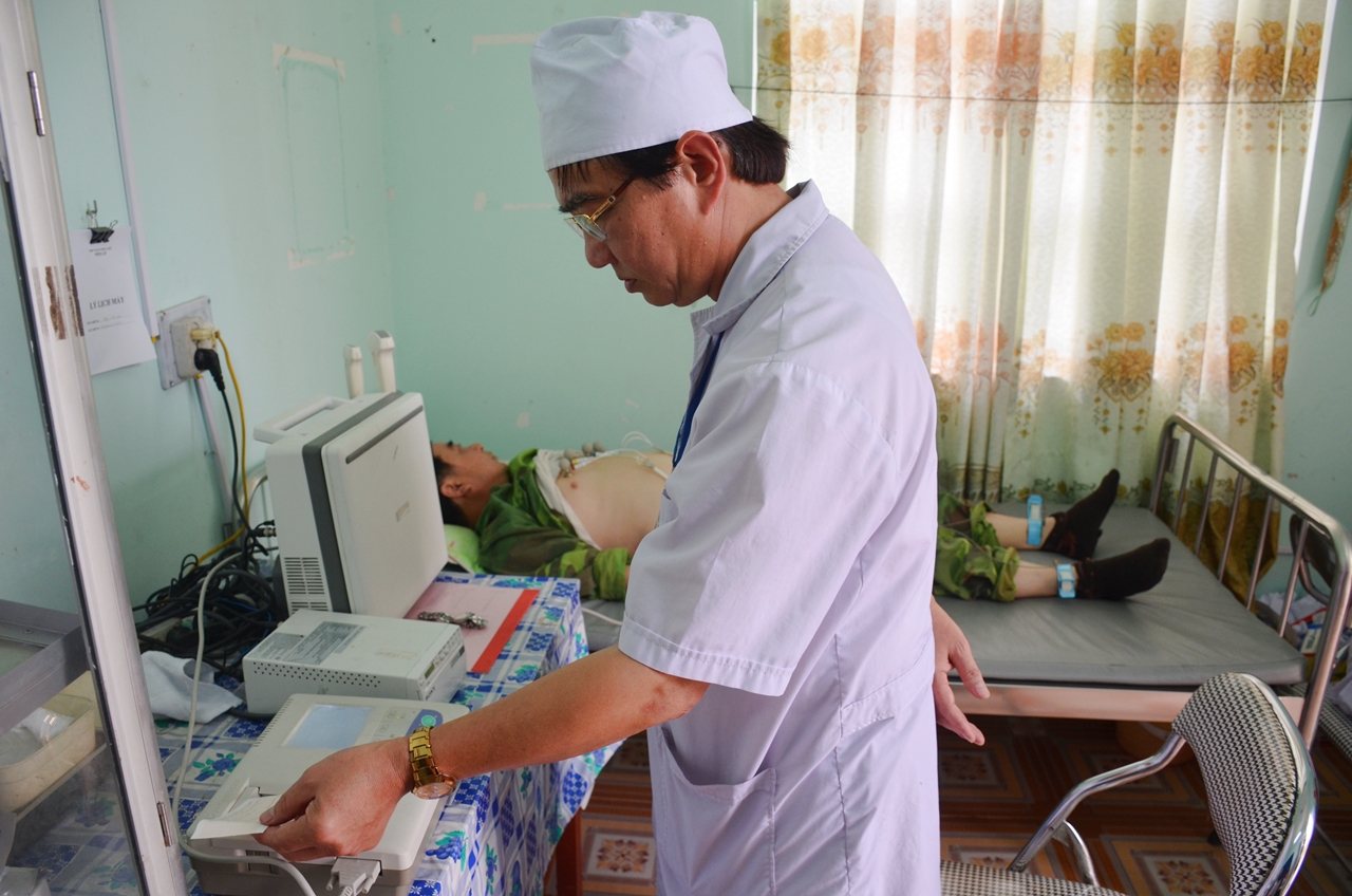 Trịnh Xuân Trường (thôn Chí Linh, xã Yên Đức, TX Đông Triều) được khám điện tim tại Trạm Y tế xã